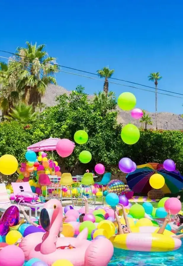 decoração de festa na piscina com muitos balões e boias coloridas Foto Pinterest