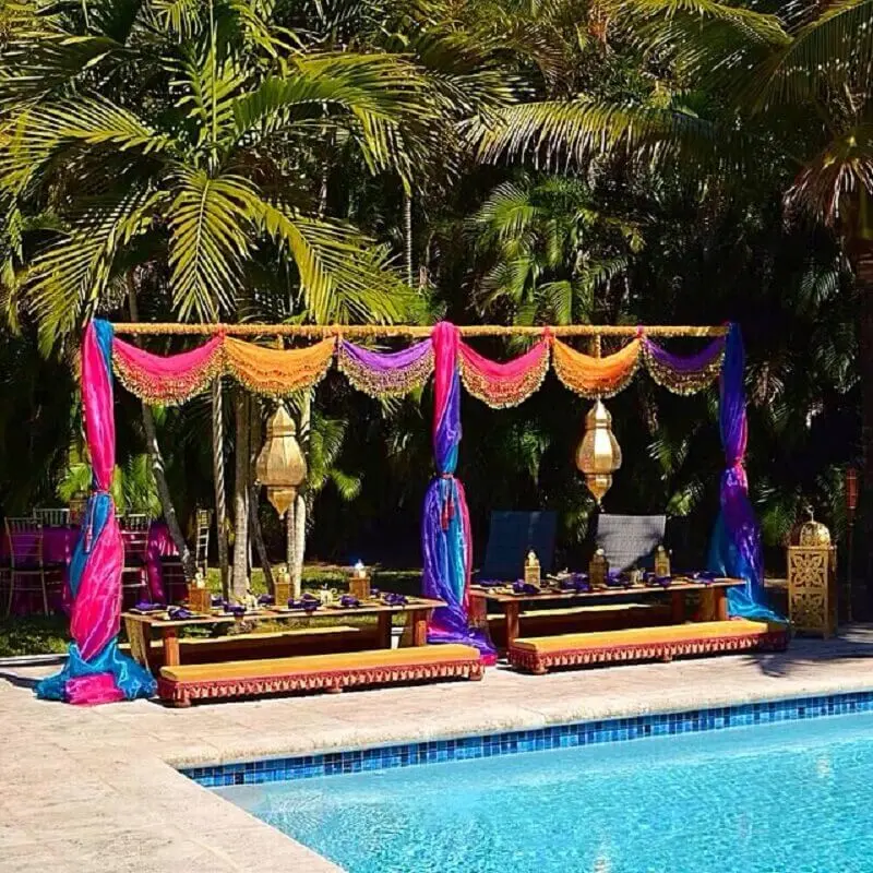 decoração de festa na piscina com tecidos coloridos Foto Christina Figueroa Manso