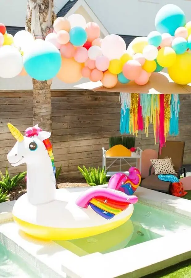 decoração de festa na piscina infantil Foto Sugar & Cloth