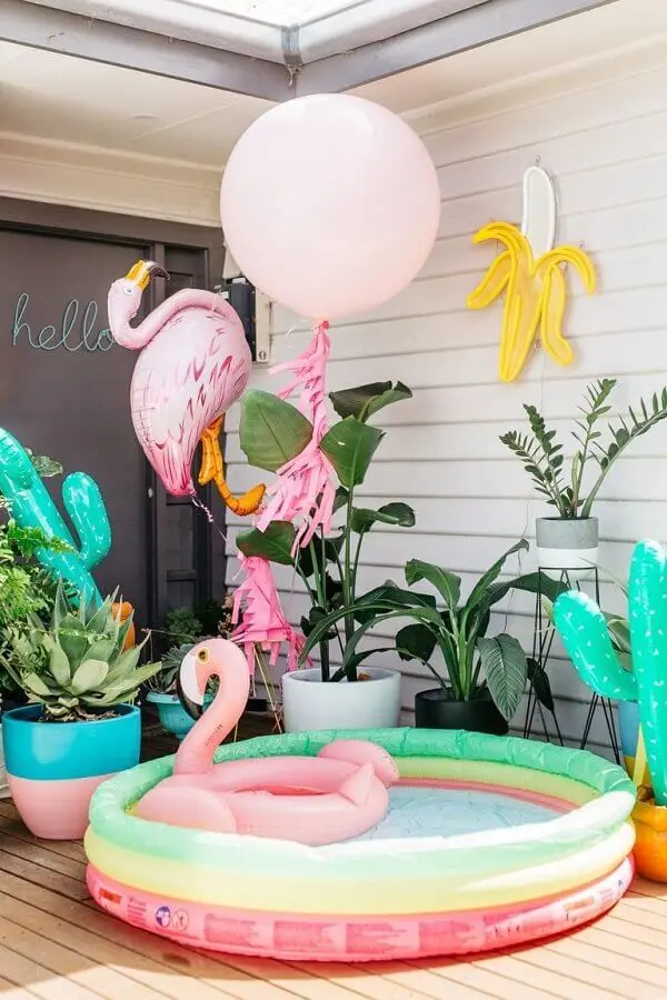 decoração de festa na piscina inflável com balão de flamingo Foto The Kissing Booth Blog