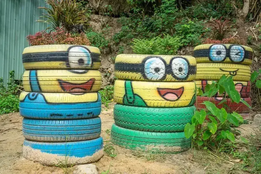 decoração divertida com pneus para jardim