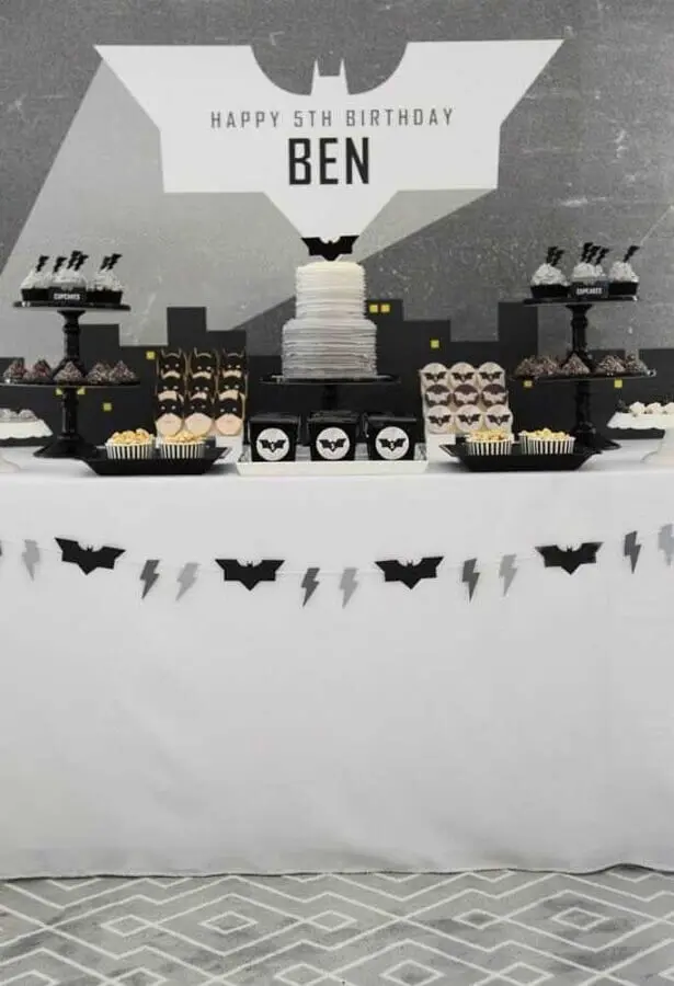 decoração em preto e branco para festa do batman Foto Kara's Party Ideas