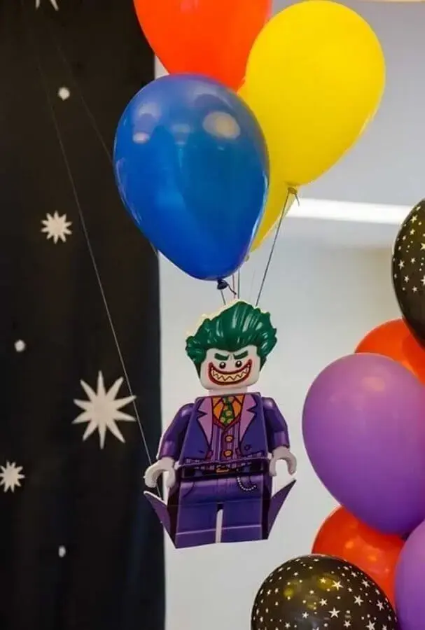 decoração festa do batman com balões coloridos Foto OfferUp