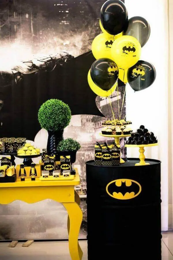 decoração festa infantil do batman com balões e tonel personalizado Foto Pinterest