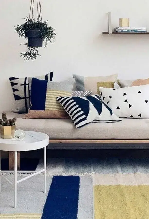 decoração minimalista com almofadas coloridas para sofá Foto R7 Meu Estilo