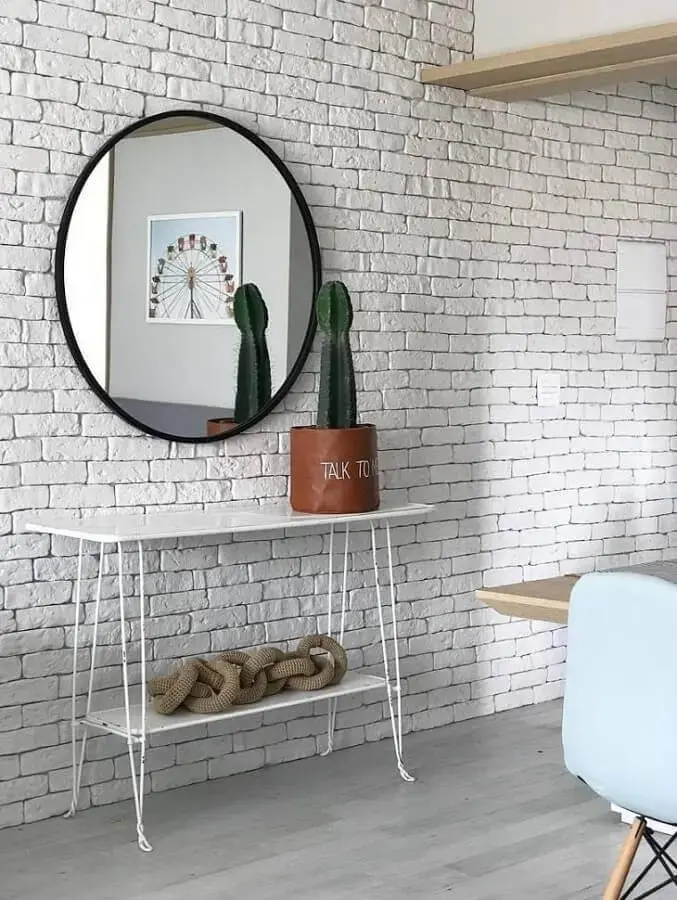 decoração minimalista com espelho redondo e parede de tijolinho branca Foto Duda Senna