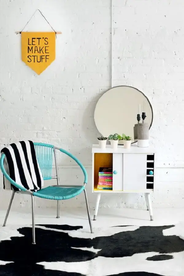 decoração minimalista com espelho redondo em parede de tijolinho branco Foto I Spy DIY