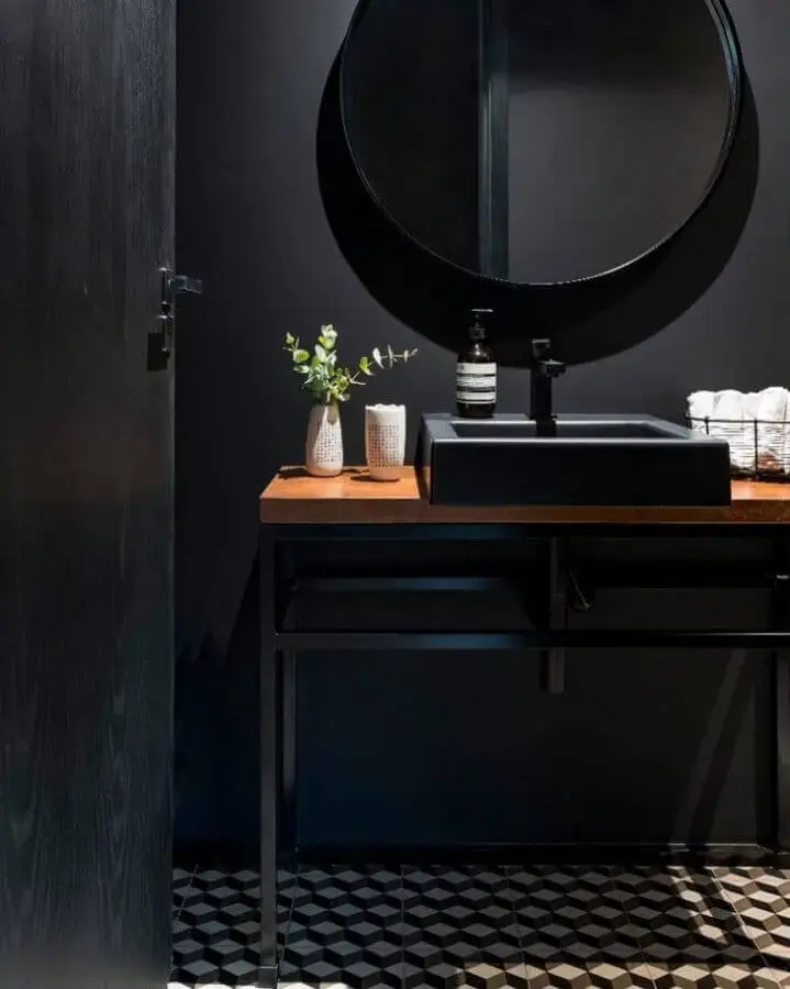 decoração moderna com espelho redondo para banheiro todo preto com bancada de madeira Foto Consuelo Jorge