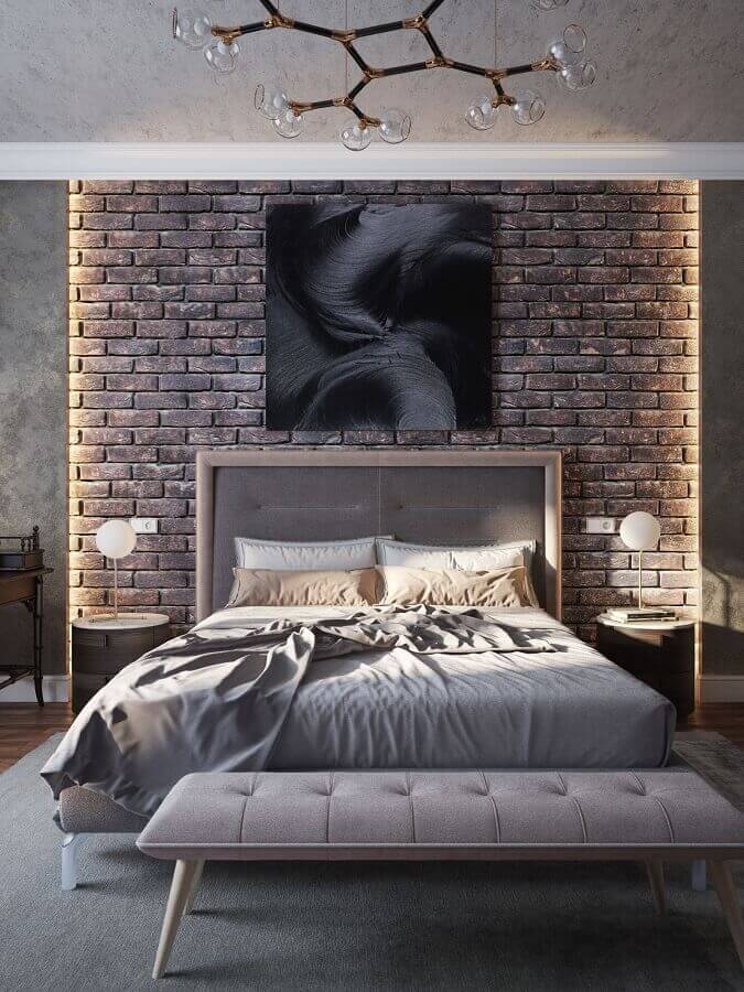 decoração moderna com lustre para quarto de casal com parede de tijolinho Foto Bella Rustica