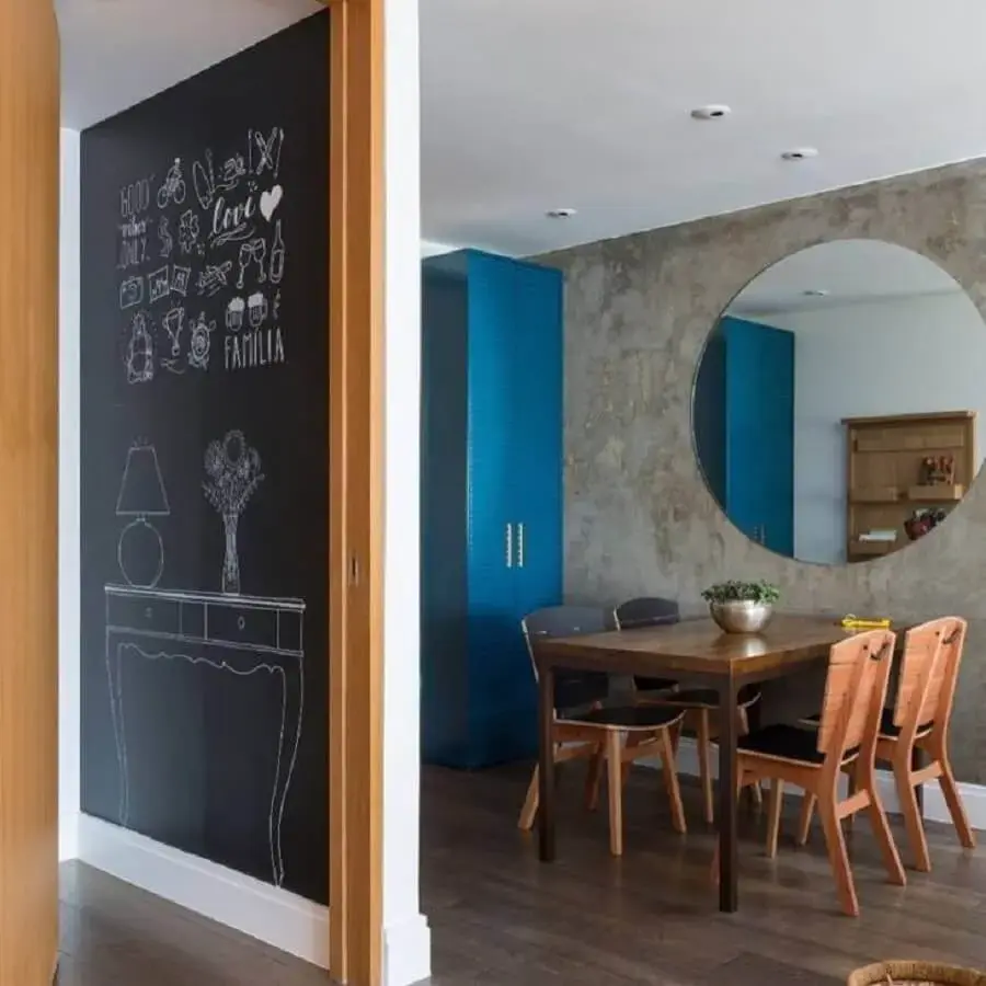 decoração moderna com parede de cimento queimado e espelho redondo grande para sala de jantar Foto Marina Linhares Interiores
