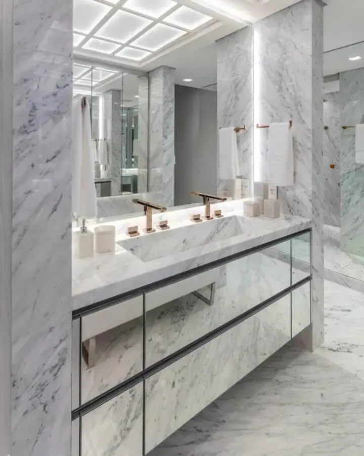 decoração para banheiro sofisticado com móveis espelhados Foto Maurício Karam Arquitetura