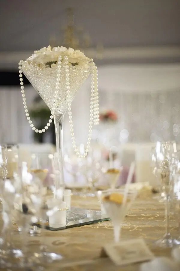 decoração para bodas de pérola com arranjo de rosas brancas e pérolas Foto Hasshe