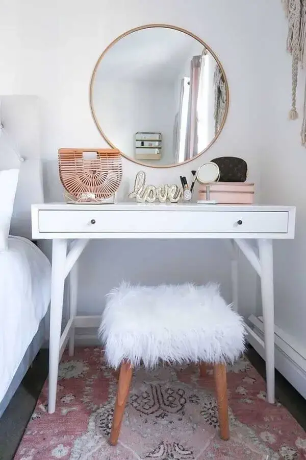 decoração para quarto com penteadeira branca e espelho redondo Foto Pinterest