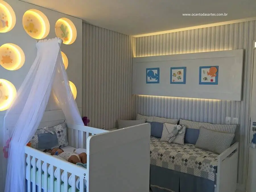 decoração para quarto de bebê com nicho redondo com led e papel de parede listrado Foto Viviana Reis