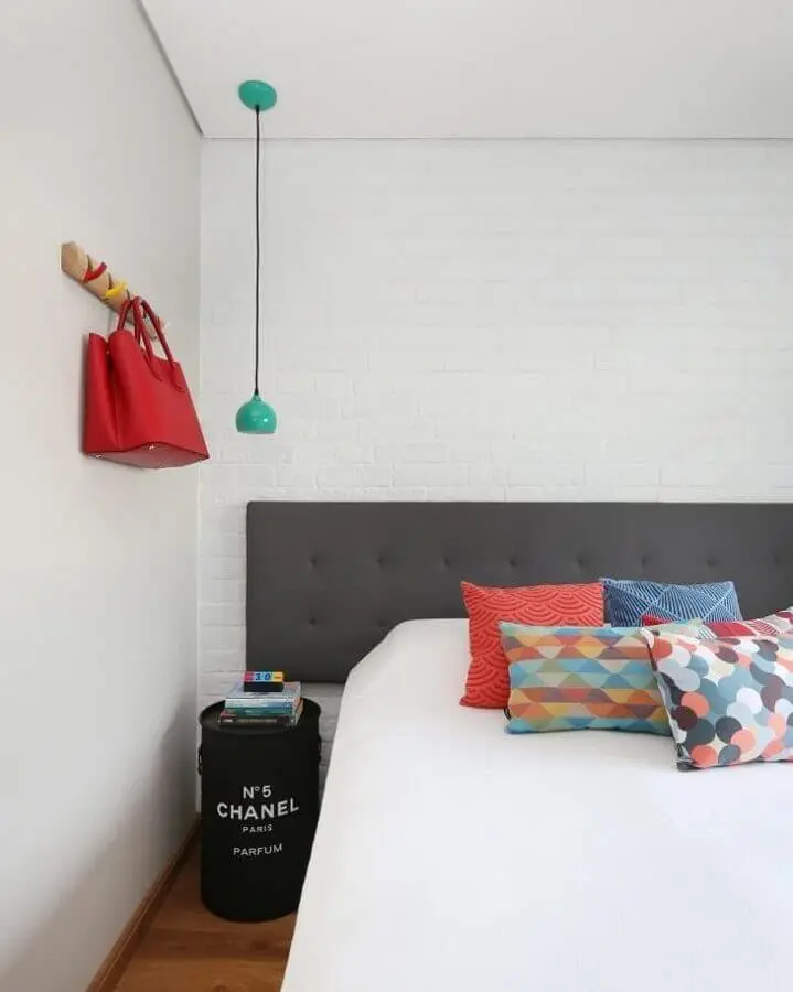 decoração para quarto de casal com cabideiro de parede com detalhes coloridos Foto GF Projetos Decor e Arquitetura