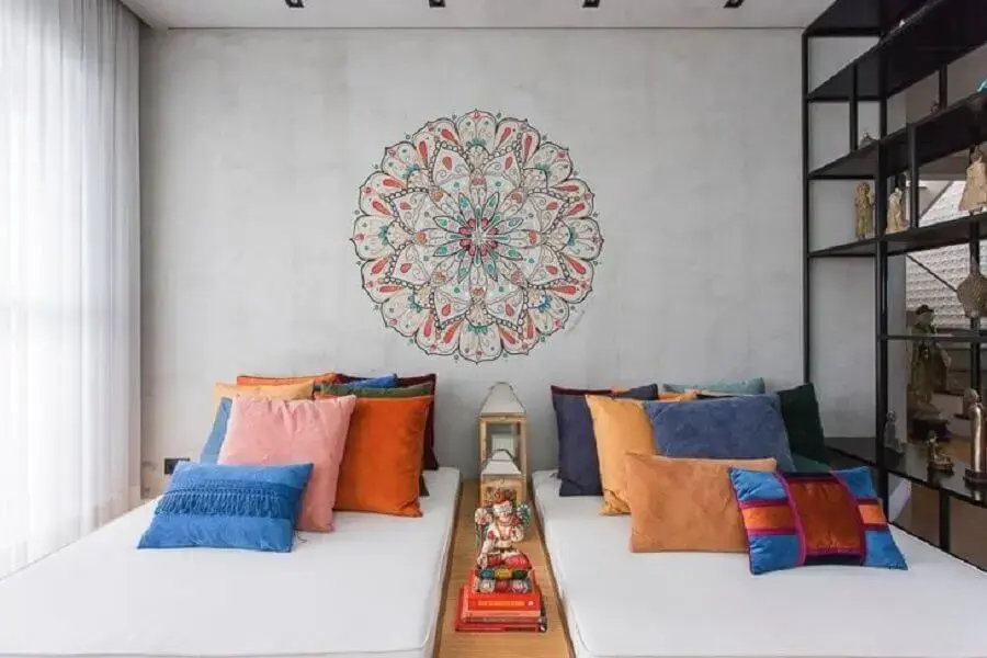 decoração para quarto moderno com almofadas coloridas Foto Bianchi + Lim Arquitetura