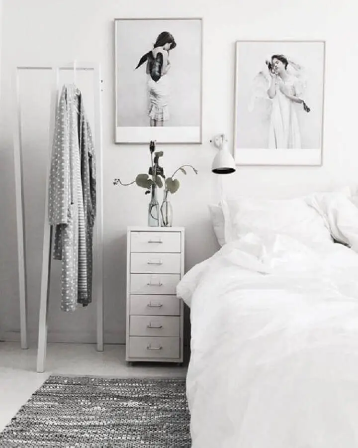 decoração para quarto todo branco com cabideiro de chão Foto We Heart It