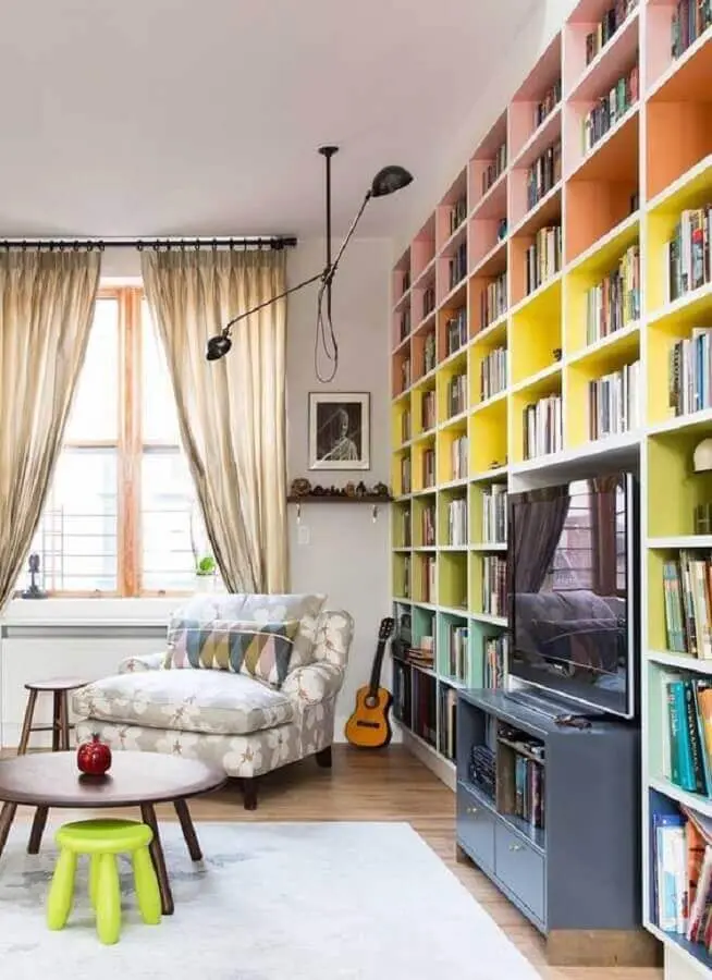 decoração para sala com estante de livros colorida Foto Pinterest