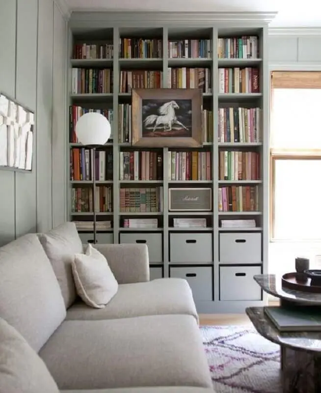 decoração para sala em tons neutros com estante de livros Foto Pinterest