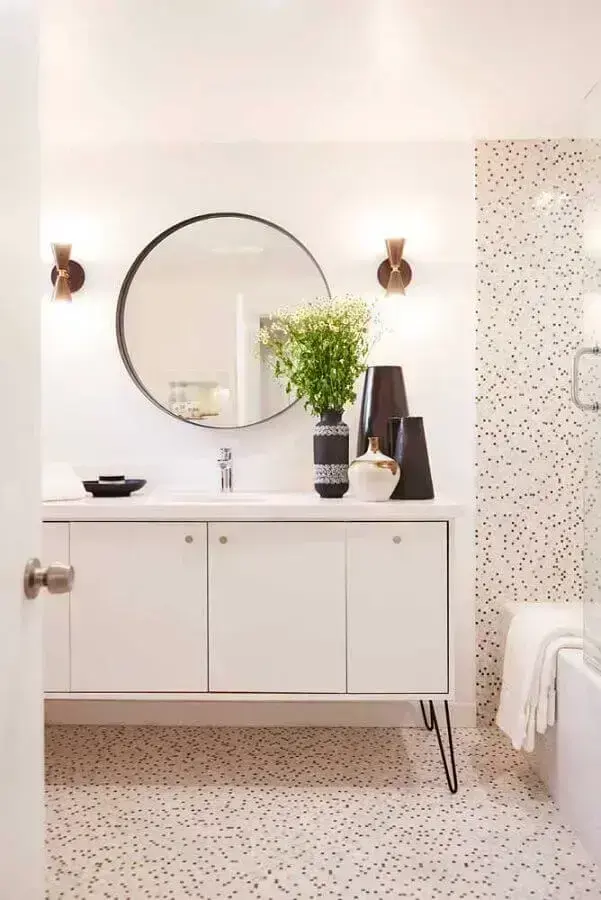 decoração romântica com espelho redondo para banheiro Foto Pinterest