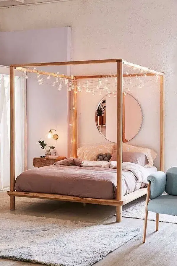 decoração romântica para quarto com espelho redondo e cama com dossel Foto Amanda Doublin