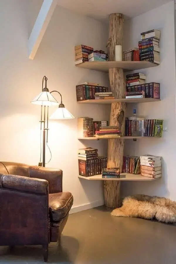 decoração rústica com estante de madeira para livros Foto Pinterest