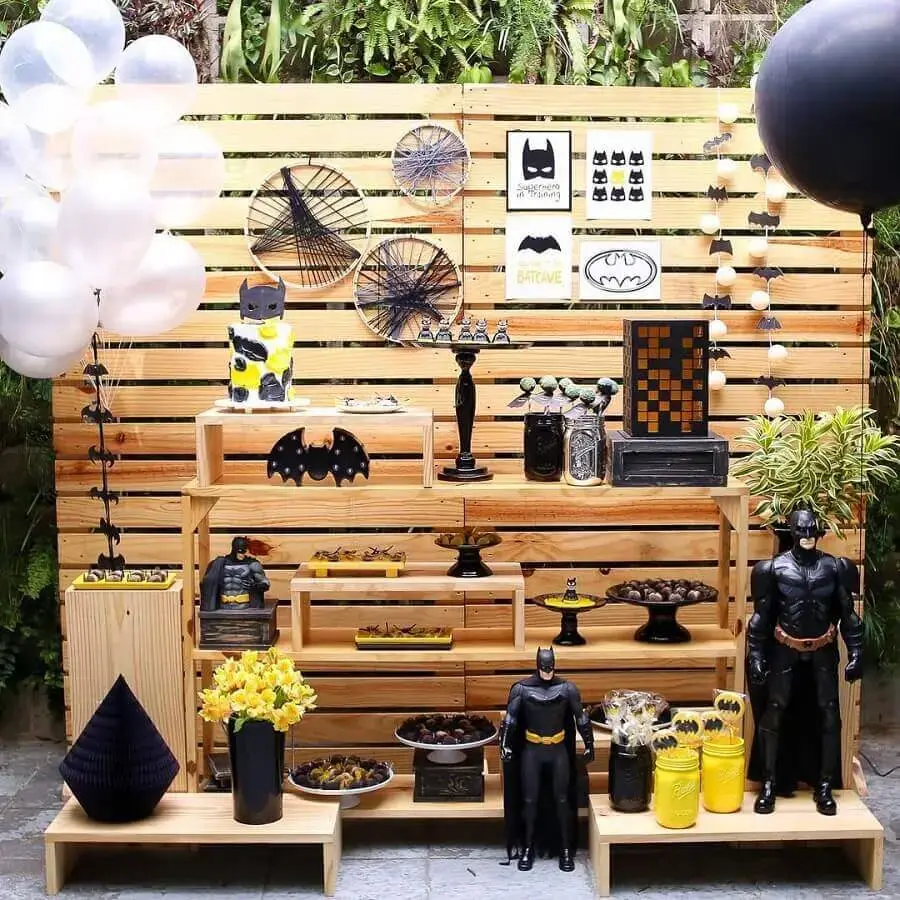 decoração rústica para festa de aniversário do batman com painel de pallet Foto Carol Atik Festas