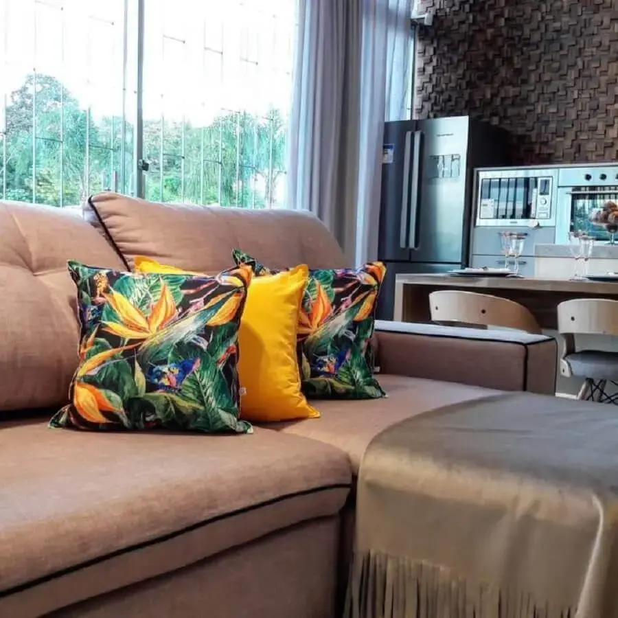 decoração sala com sofá marrom e almofadas coloridas com estampa tropical Foto Mazal Almofaradaria