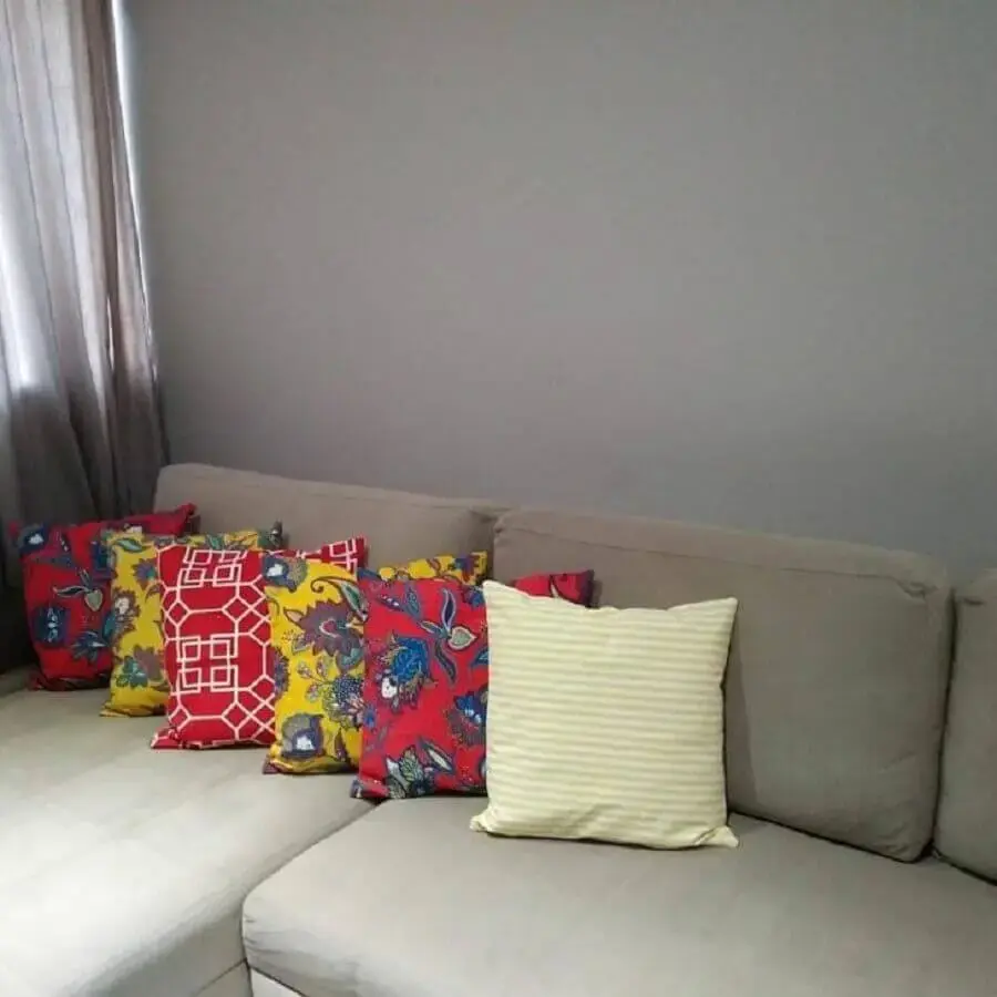 decoração simples com almofadas coloridas para sofá cinza Foto Danoca Enxovais