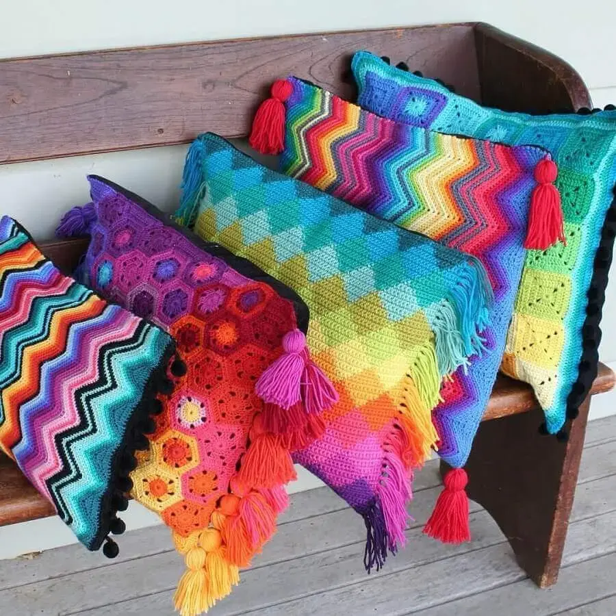decoração simples com almofadas de crochê coloridas Foto ConstruindoDECOR