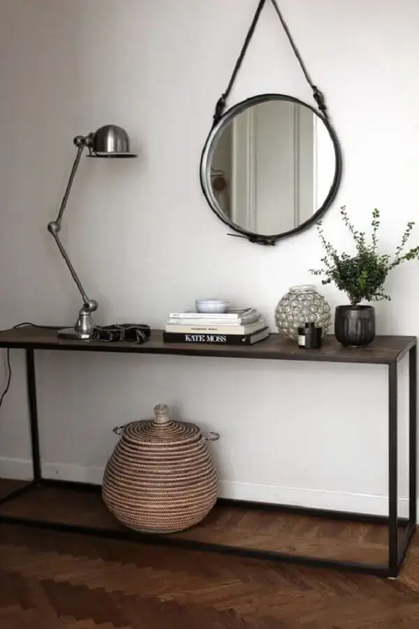 decoração simples com espelho redondo com couro Foto Odiario