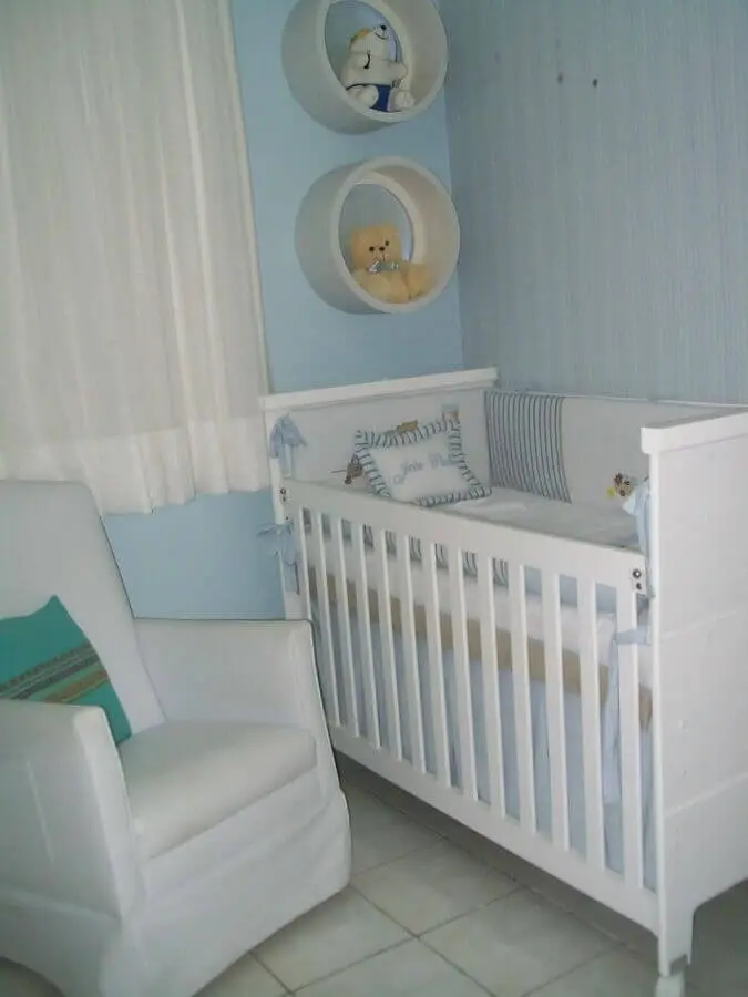 decoração simples com nicho redondo branco para quarto de bebê azul e branco Foto Kassandra Leal