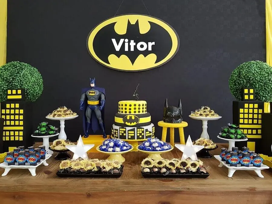 decoração simples e rústica para festa de aniversário do batman Foto Lima Limão Festas