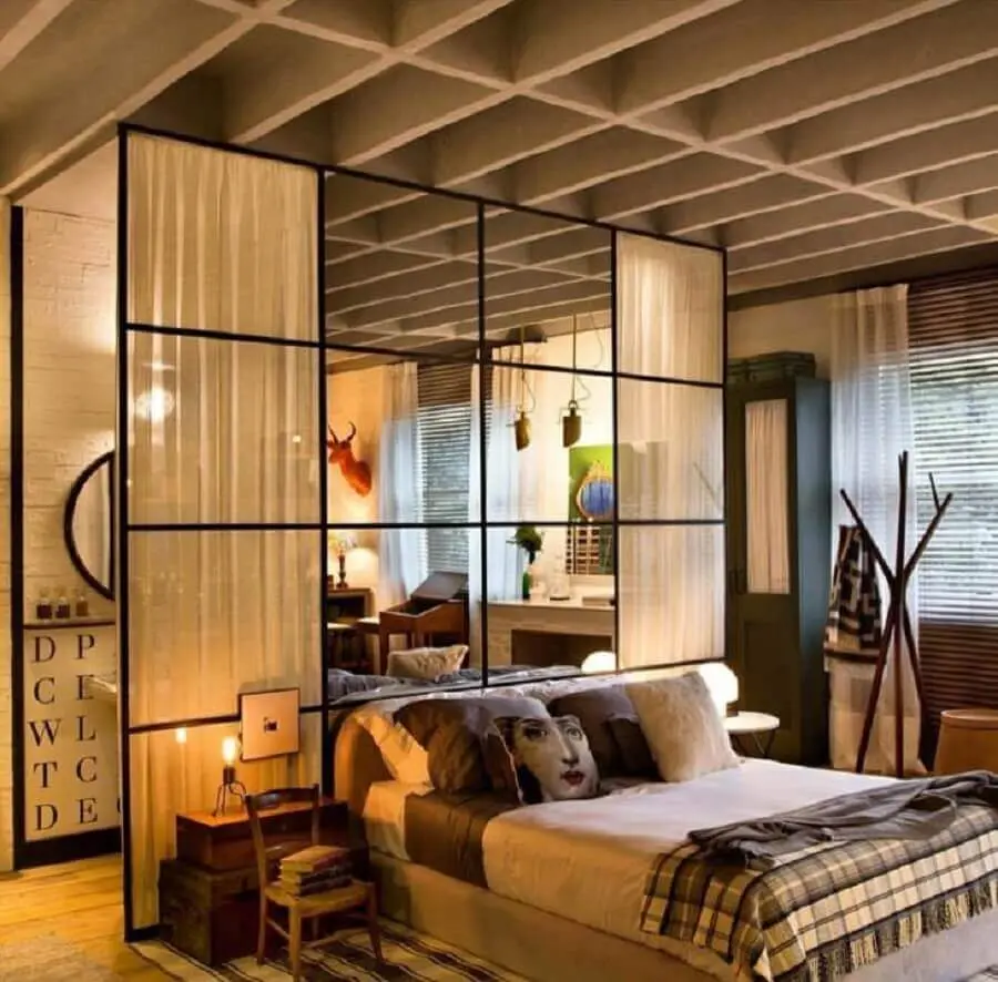 decoração sofisticada para quarto com cabideiro de madeira Foto Paola Ribeiro
