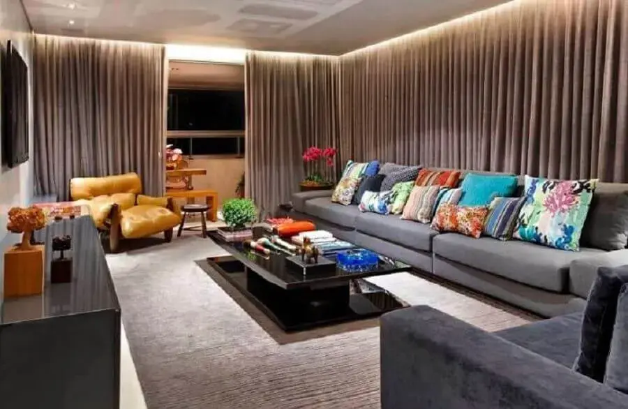 decoração sofisticada para sala ampla com sofá cinza e almofadas coloridas Foto Andrea Buratto