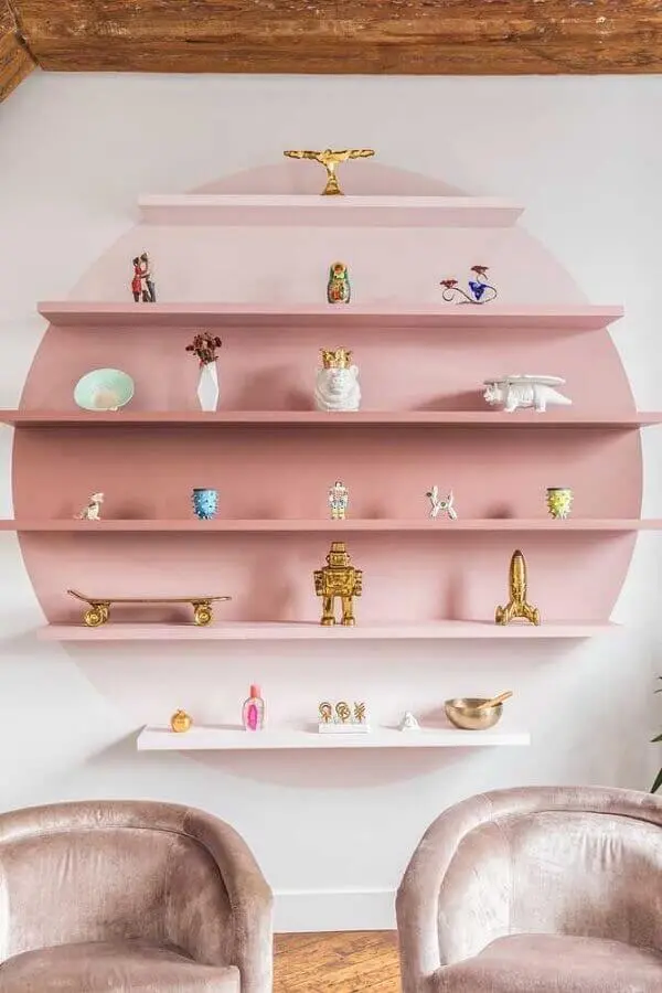 delicada decoração com prateleiras de madeira pintadas de rosa Foto Elle Decor