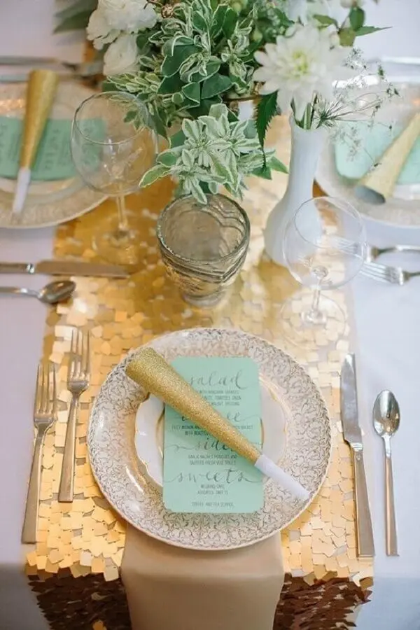 detalhes para decoração de mesa em bodas de ouro Foto WeddingOmania