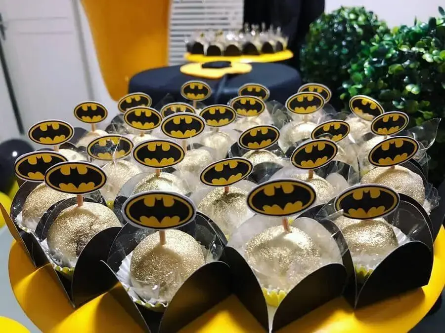 docinhos com plaquinhas para decoração de festa do batman Foto Rafaella Lucêna