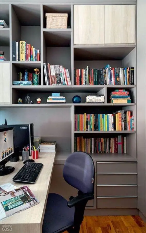 escritório decorado com estante para livros planejada Foto Decoração de Casas