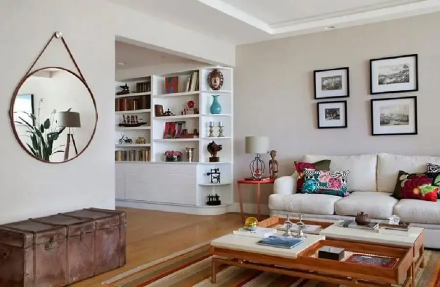 espelho redondo com alça para decoração de sala ampla com sofá branco e mesa de centro de madeira Foto Da Hora Arquitetura