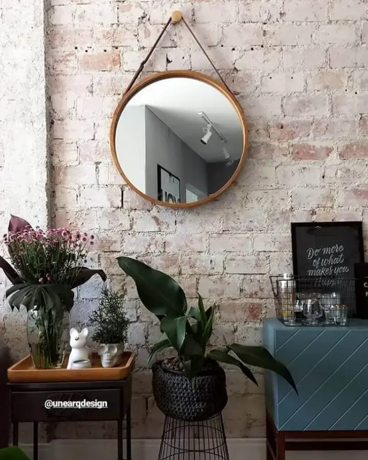 espelho redondo com couro na alça para decoração rústica de parede de tijolinho Foto UNE Arquitetura+Design