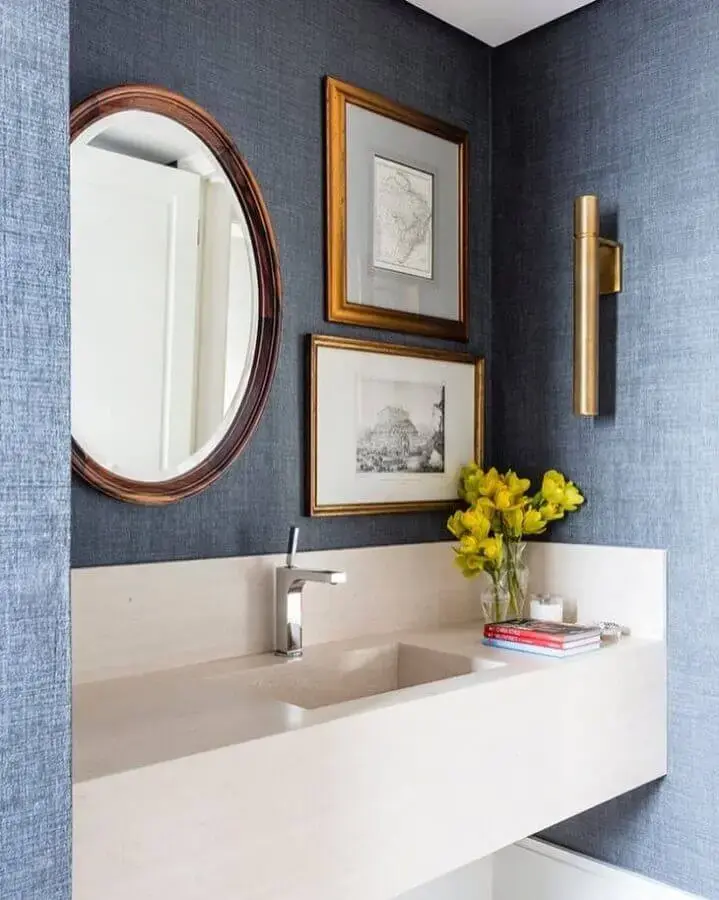 espelho redondo com moldura de madeira para decoração de lavabo Foto Dado Castello Branco