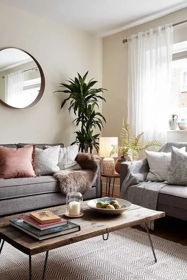 espelho redondo para sala decorada com muitas almofadas e sofá cinza Foto Pinterest