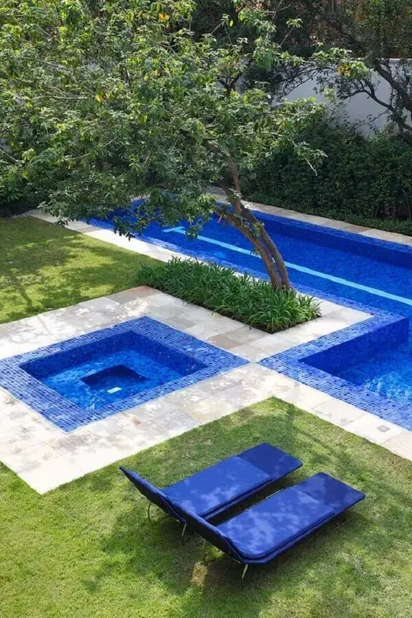espreguiçadeira piscina com estofado azul Foto Casa de Valentina