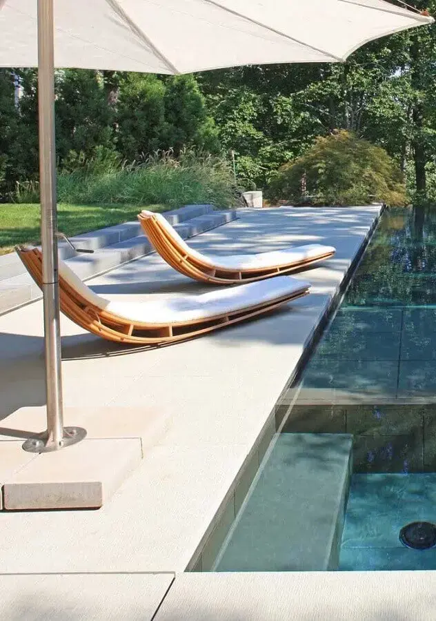 espreguiçadeira piscina de madeira estofada Foto Pinterest