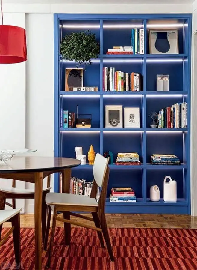 estante azul para livros com iluminação embutida Foto Dcore você