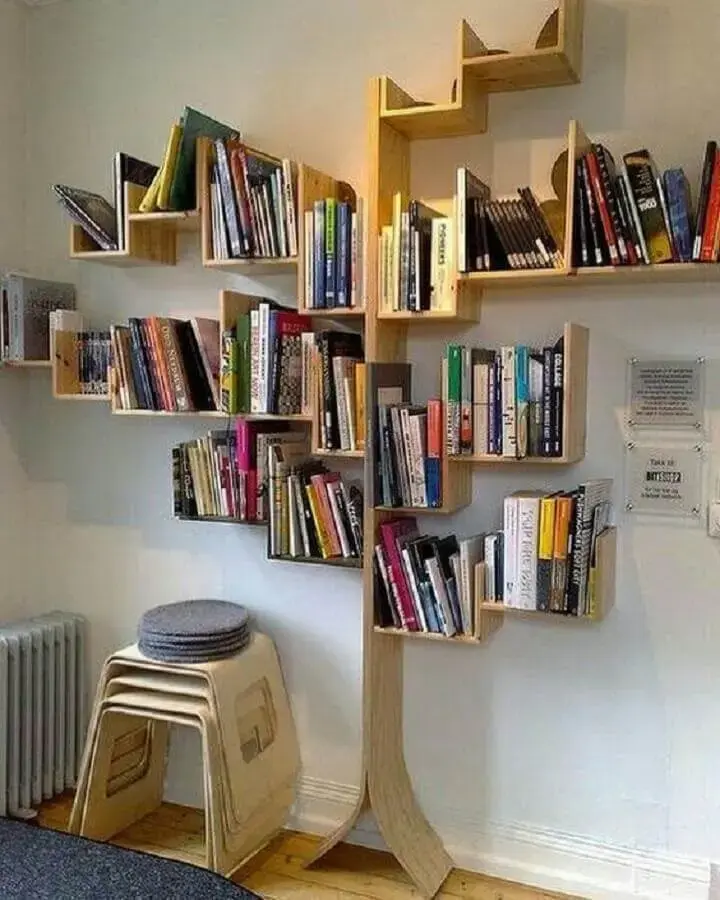 estante de madeira para livros com formato de árvore Foto Pinterest