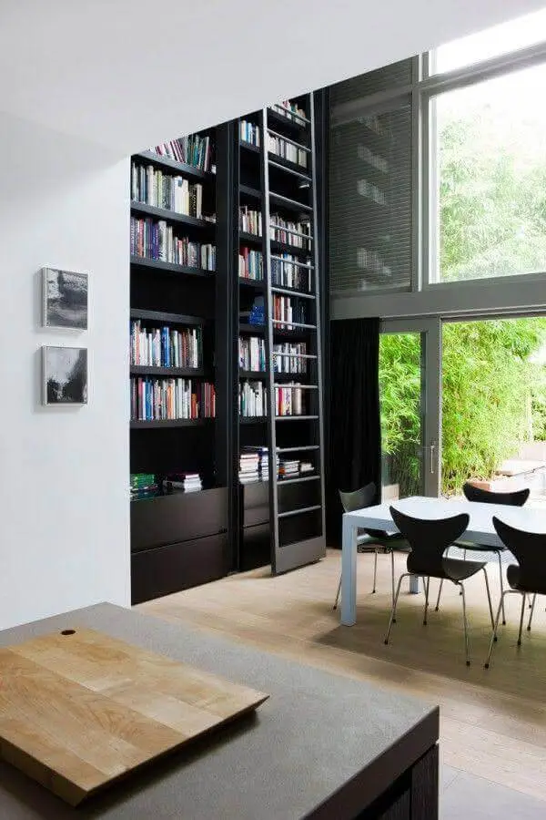 estante para livros planejada em ambiente com pé direito duplo Foto Daniela Ferrari Couture
