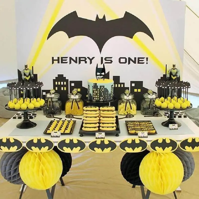 festa de aniversário do batman decorada em preto branco e amarelo Foto HappyBirthdayWorld
