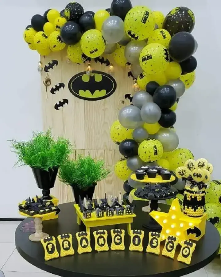 festa do batman simples decorada com balões e painel rústico Foto Darcya Valença Decorações